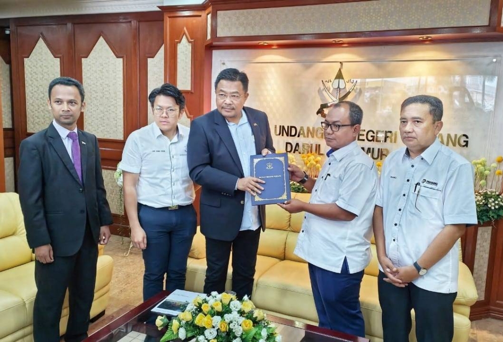 Mohd Sharkar (tiga dari kiri) menyerahkan notis pemakluman pengosongan DUN Pelangai secara rasmi kepada SPR untuk mengadakan PRK di Wisma Sri Pahang pada Isnin.