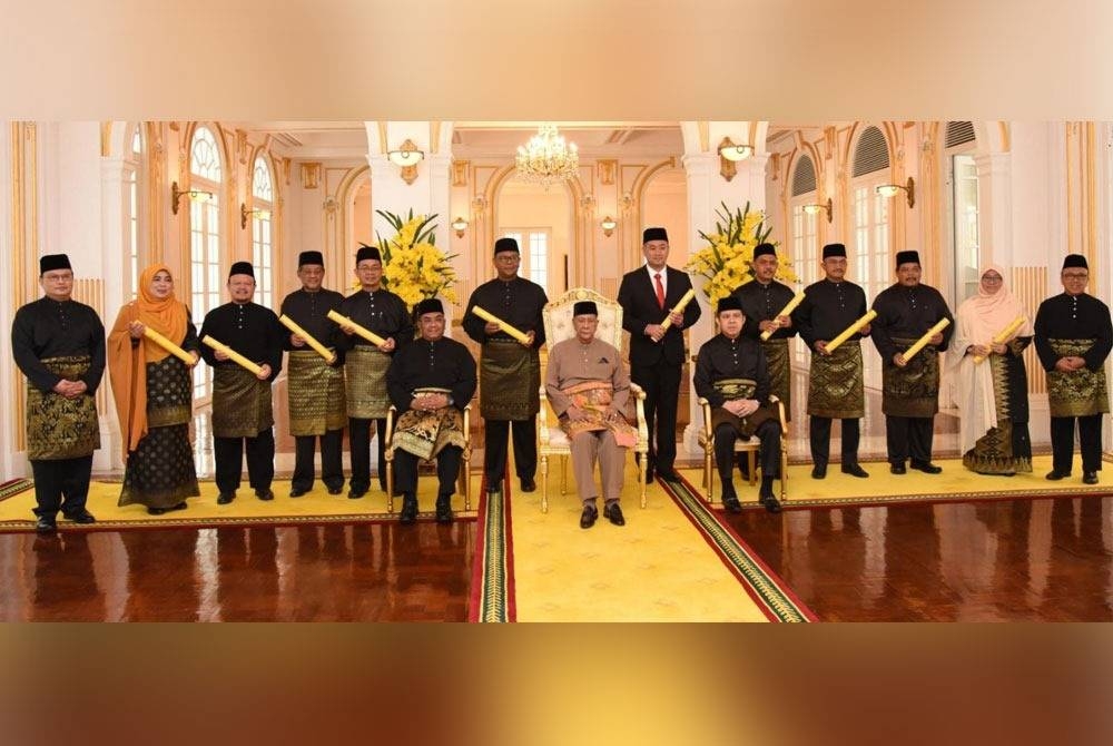 Sultan Sallehuddin berkenan merakamkan gambar bersama Muhammad Sanusi (duduk, kiri) dan 10 anggota Exco Kedah yang mengangkat sumpah jawatan di Istana Anak Bukit pada Isnin.