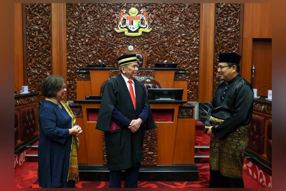 Wan Junaidi (tengah) beramah mesra bersama Senator Datuk Mustafa Musa (kanan) dan Senator Susan Chemerai Anding (kiri) selepas majlis mengangkat sumpah Ahli Dewan Negara (Senator) di Bangunan Parlimen hari ini. - Foto Bernama