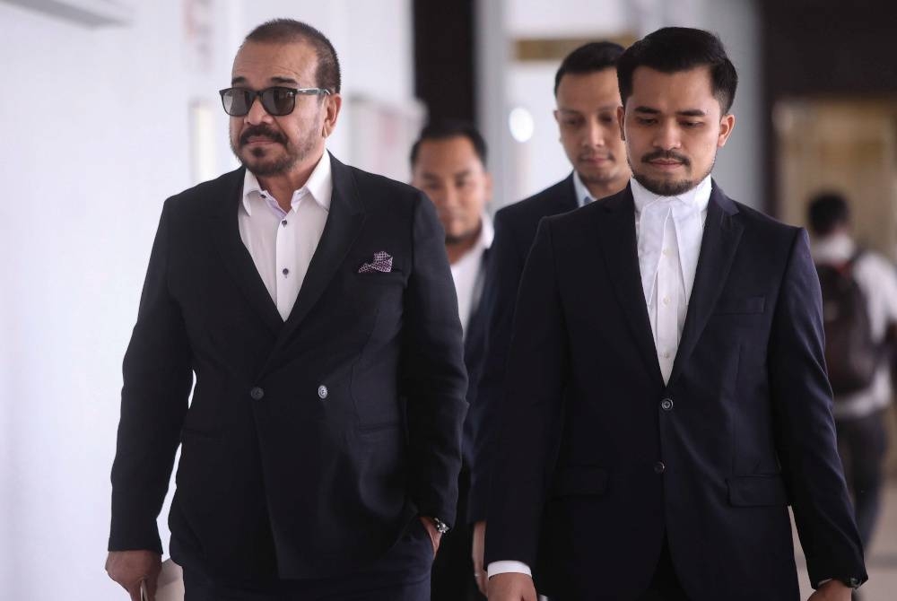 Khalid (kiri) hadir di Mahkamah Kuala Lumpur hari ini, untuk memberi keterangan sebagai saksi bagi kes rasuah melibatkan Timbalan Perdana Menteri Datuk Seri Dr Ahmad Zahid Hamidi. - Foto Bernama