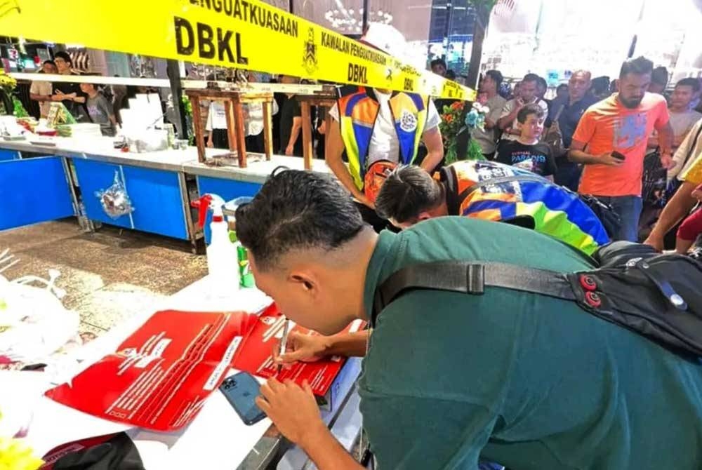 DBKL mengambil tindakan kompaun dan menutup serta-merta premis menjaja khunafa dan manisan arab yang beroperasi tanpa lesen sah di Bukit Bintang pada Sabtu.