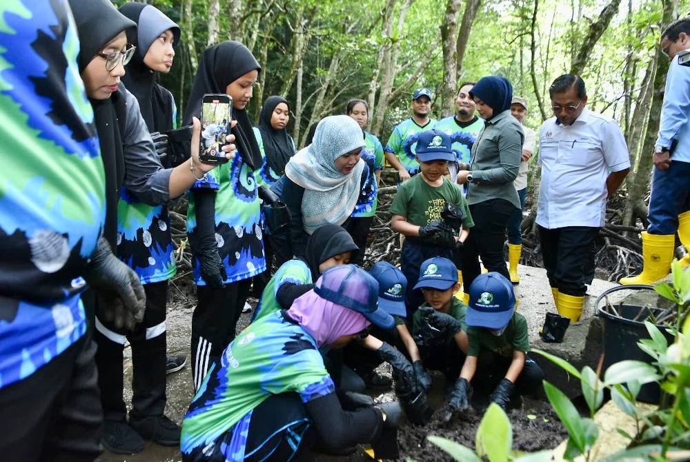 Fadlina hadir merasmikan Program Mangrove-ing Our Land di Langkawi UNESCO Global Geopark Discovery Center, Kilim Karst Geoforest Park, Langkawi pada Isnin.