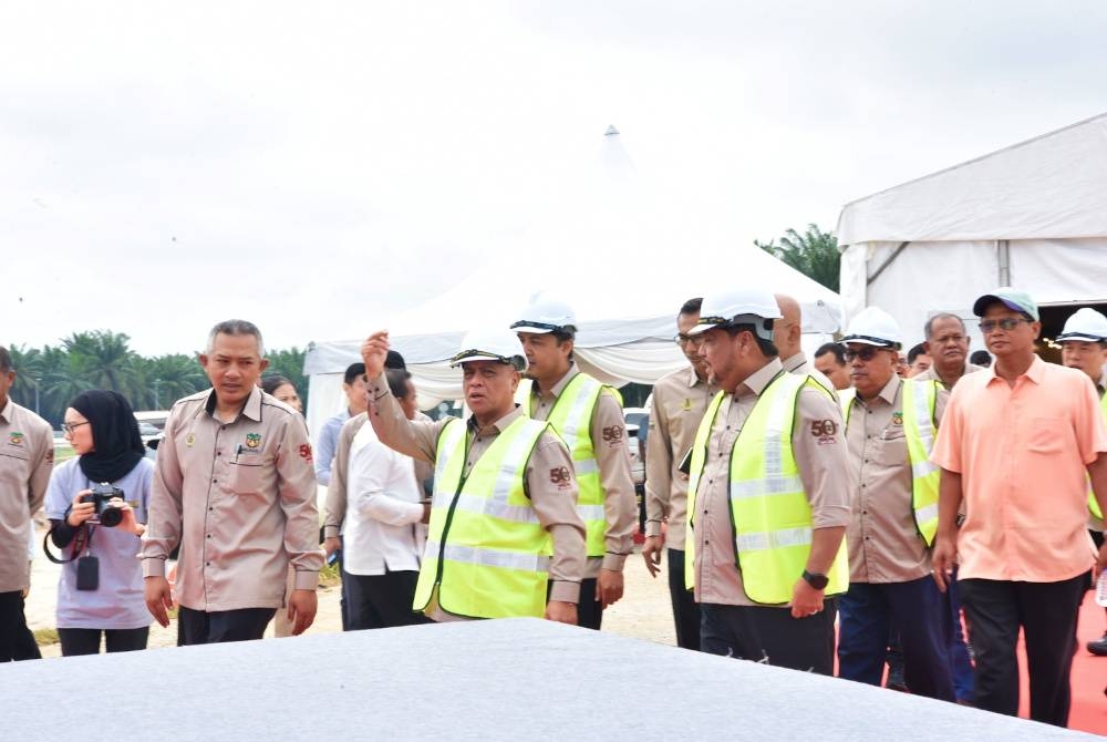 Saarani meninjau tapak projek Taman Industri Halal Perak (Perak HIP) yang pertama di negeri ini yang dibangunkan di kawasan berkeluasan 43 hektar dalam jajaran Lebuhraya Persisiran Pantai Barat (WCE) di Lekir.