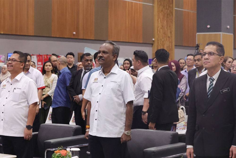 Sivakumar (dua dari kanan)) bersama timbalannya, Mustapha Sakmud (kiri) pada majlis Hari Bertemu Pelanggan anjuran Kementerian Sumber Manusia Peringkat Negeri Sabah di SICC pada Isnin. - Foto: Bernama