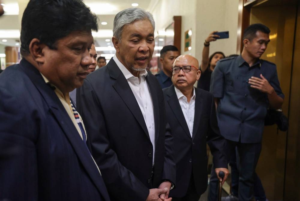 Ahmad Zahid (dua, kiri) hadir untuk perbicaraan kesnya di Mahkamah Tinggi pada Isnin. - Foto Bernama