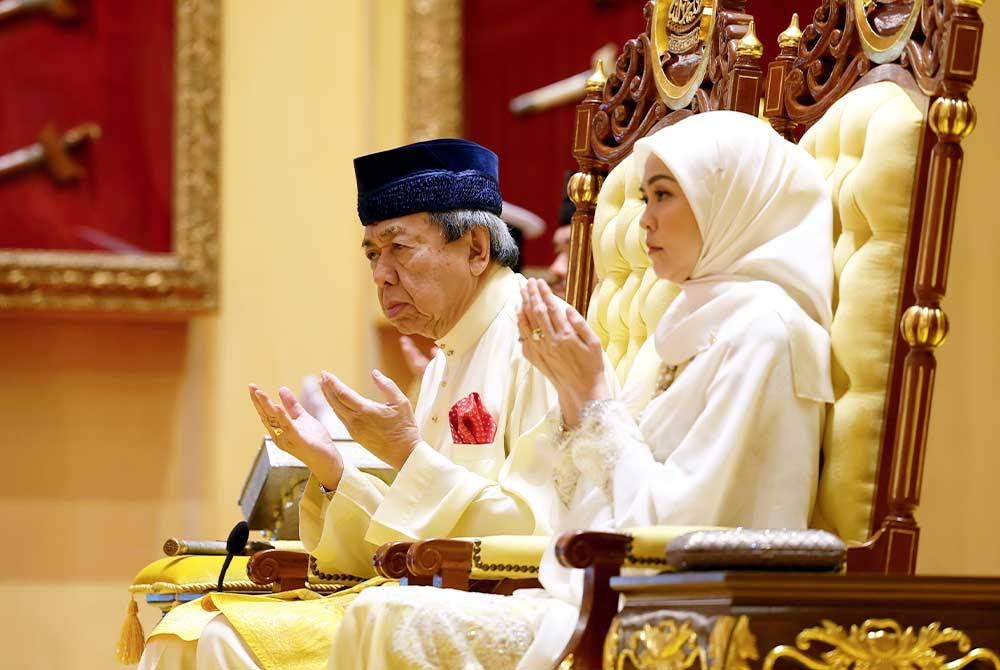 Sultan Sharafuddin dan Tengku Permaisuri Norashikin berkenan berangkat ke Istiadat Angkat Sumpah Jawatan Dan Ikrar Aku Janji Serta Pengurniaan Watikah Pelantikan Yang Amat Berhormat Datuk Menteri Besar Selangor di Istana Alam Shah hari ini. Foto Bernama