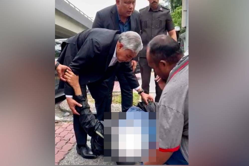 Ahmad Zahid membantu mangsa kemalangan selepas selesai menghadiri Majlis Pecah Tanah Bangunan MIC menerusi perkongsiannya di Facebook.