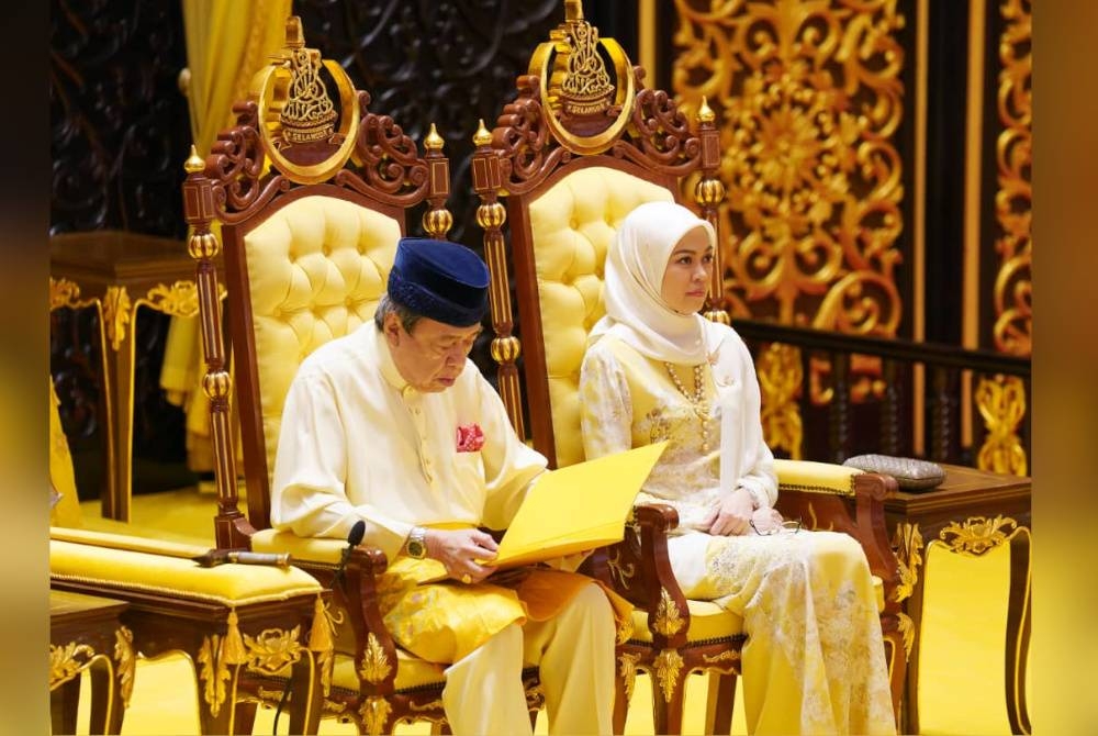 Sultan Sharafuddin berkenan menyampaikan titah ucapan pada Istiadat Angkat Sumpah Jawatan dan Ikrar Aku Janji Serta Pengurniaan Watikah Pelantikan Menteri Besar Selangor dan Ahli Majlis Mesyuarat Kerajaan Negeri Selangor di Istana Alam Shah, Klang. - Foto Bernama