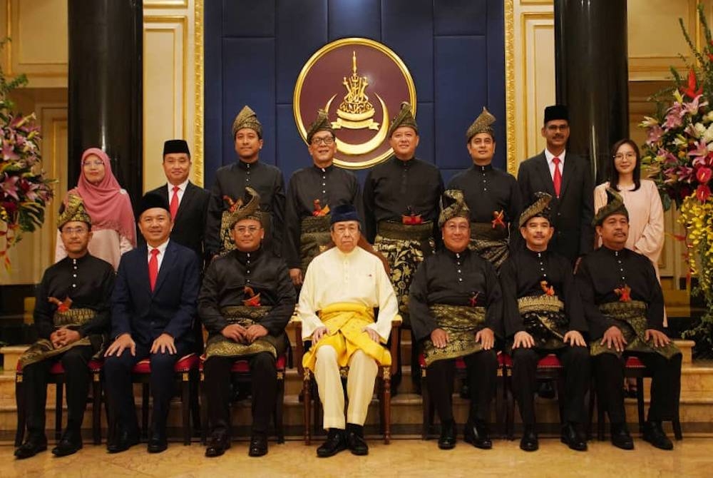 Sultan Sharafuddin berkenan bergambar bersama Menteri Besar Selangor, Datuk Amirudin Shari dan barisan Ahli Majlis Mesyuarat Kerajaan Negeri Selangor pada Istiadat Angkat Sumpah Jawatan Dan Ikrar Aku Janji Serta Pengurniaan Watikah Pelantikan Yang Amat Berhormat Dato&#039; Menteri Besar Selangor dan Yang Berhormat Ahli Majlis Mesyuarat Kerajaan Negeri Selangor yang diadakan di Istana Alam Shah, Klang. - Foto Sinar Harian ROSLI TALIB