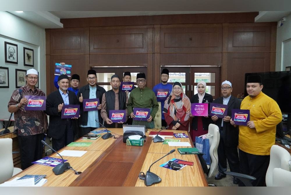 Abdul Rahman (tengah) bersama delegasi WUIF, Pertubuhan Rumah Ngaji Pahang, Sahabah Al-Quran dan pihak pengurusan Jabatan Mufti Negeri Pahang.