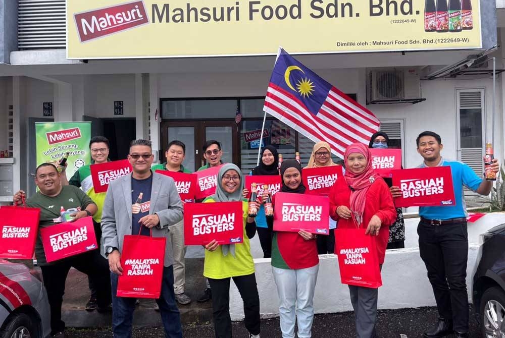 Mohd Jazri (dua dari kiri) dan Ketua Perhubungan Kerajaan dan Pembangunan Masyarakat Mahsuri Food Sdn Bhd, Lailah Che Mohd Daris (dua dari kanan) bergambar bersama staf mereka.