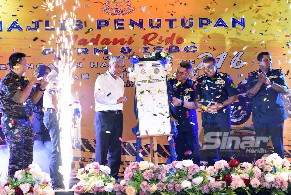 Ahmad Zahid ketika merasmikan Majlis Penutupan Madani Ride PDRM dan Ipoh Super Biker’s Club (ISBC) di Ibu Pejabat Polis Kontinjen Selangor pada Isnin. - Foto Sinar Harian/RAFIQ REDZUAN HAMZAH