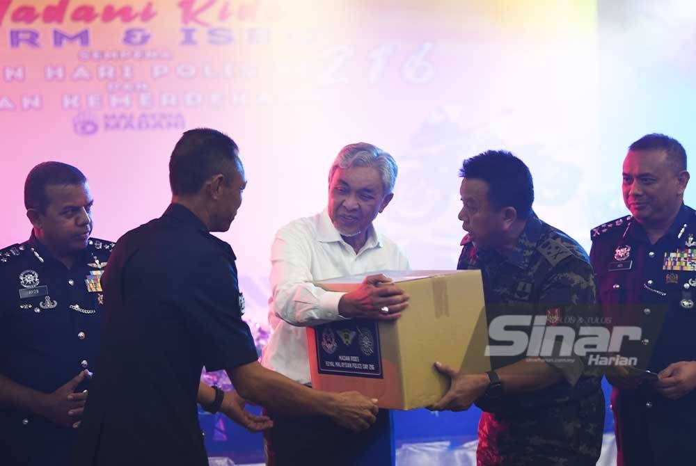 Ahmad Zahid hadir merasmikan Majlis Penutupan Madani Ride PDRM & Ipoh Super Biker’s Club (ISBC) Sempena Hari Peringatan Polis Ke-216 dan Bulan Kemerdekaan 2023 di Ibu Pejabat Polis Kontinjen Selangor pada Isnin. Foto: Rafiq Redzuan Hamzah