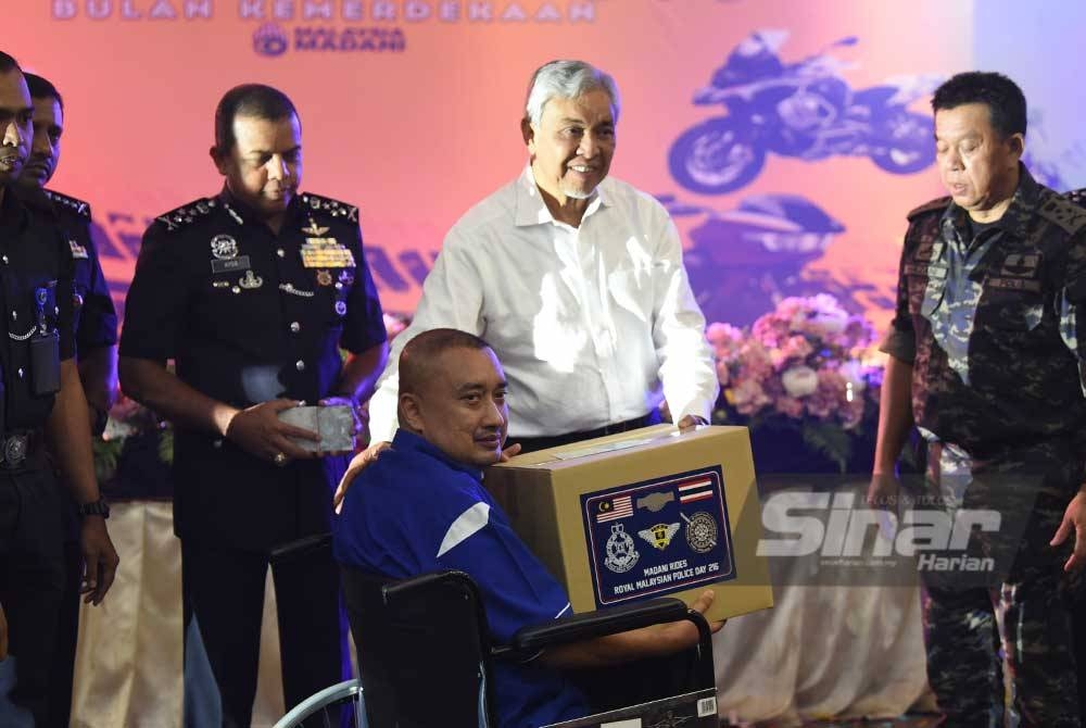 Ahmad Zahid (tengah) menyampaikan sumbangan kepada anggota ketika Majlis Penutupan Madani Ride PDRM dan Ipoh Super Biker’s Club (ISBC) di Ibu Pejabat Polis Kontinjen Selangor pada Isnin.
- Foto Sinar Harian/RAFIQ REDZUAN HAMZAH