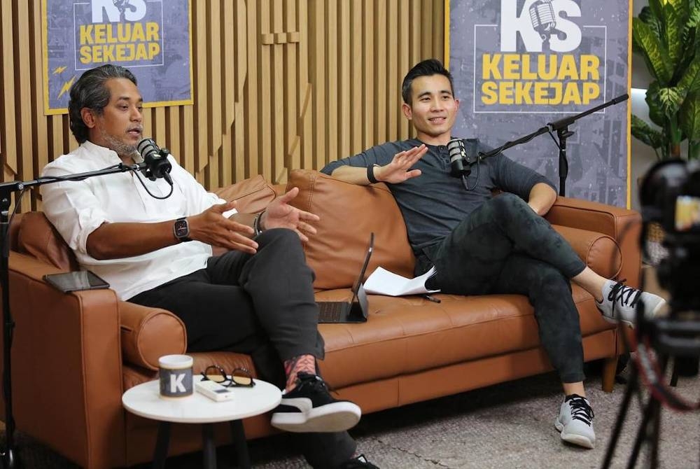 Khairy Jamaluddin (kiri) dan Shahril Sufian dalam Program Keluar Sekejap yang disiarkan di saluran Youtube pada Isnin.