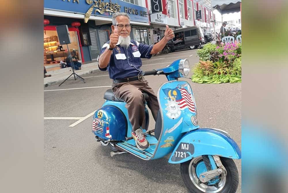 Rahmat bersama Vespa kesayangannya yang telah berusia 50 tahun ketika ditemui di Ayer Keroh, di sini, pada Isnin.