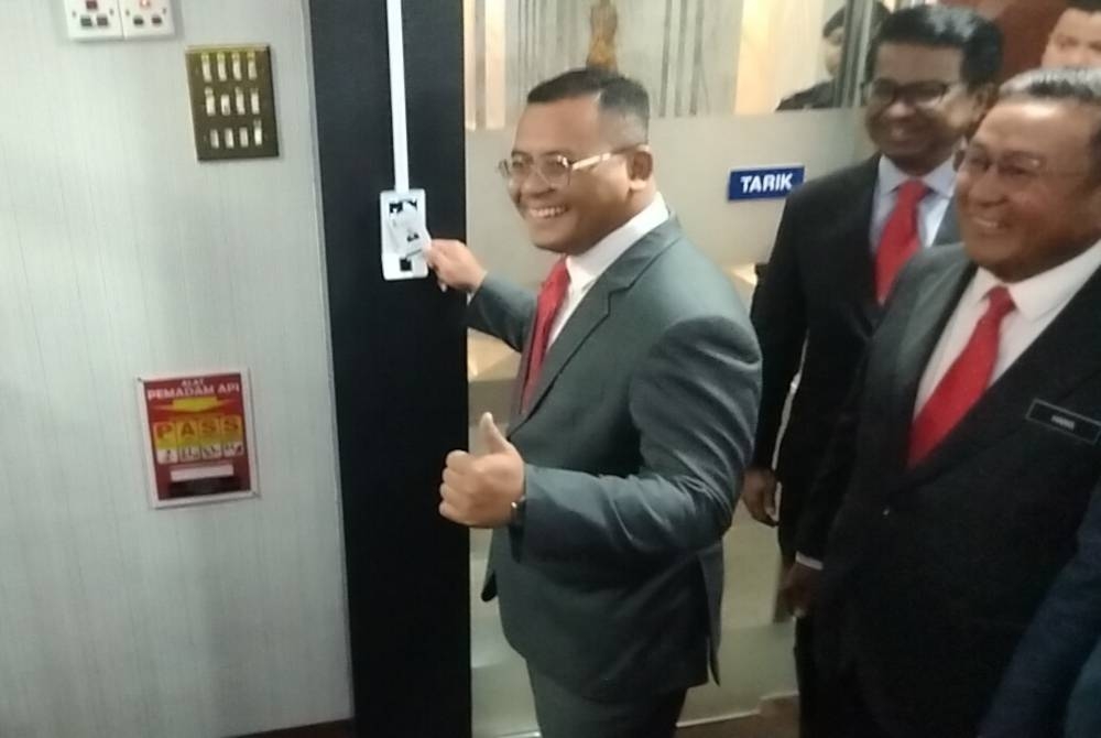 Amirudin memulakan tugas sebagai Menteri Besar Selangor, hari ini.