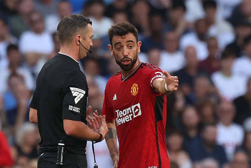 Fernandes (kanan) mempertikaikan keputusan pengadil ketika tewas kepada Tottenham Hotspur baru-baru ini.