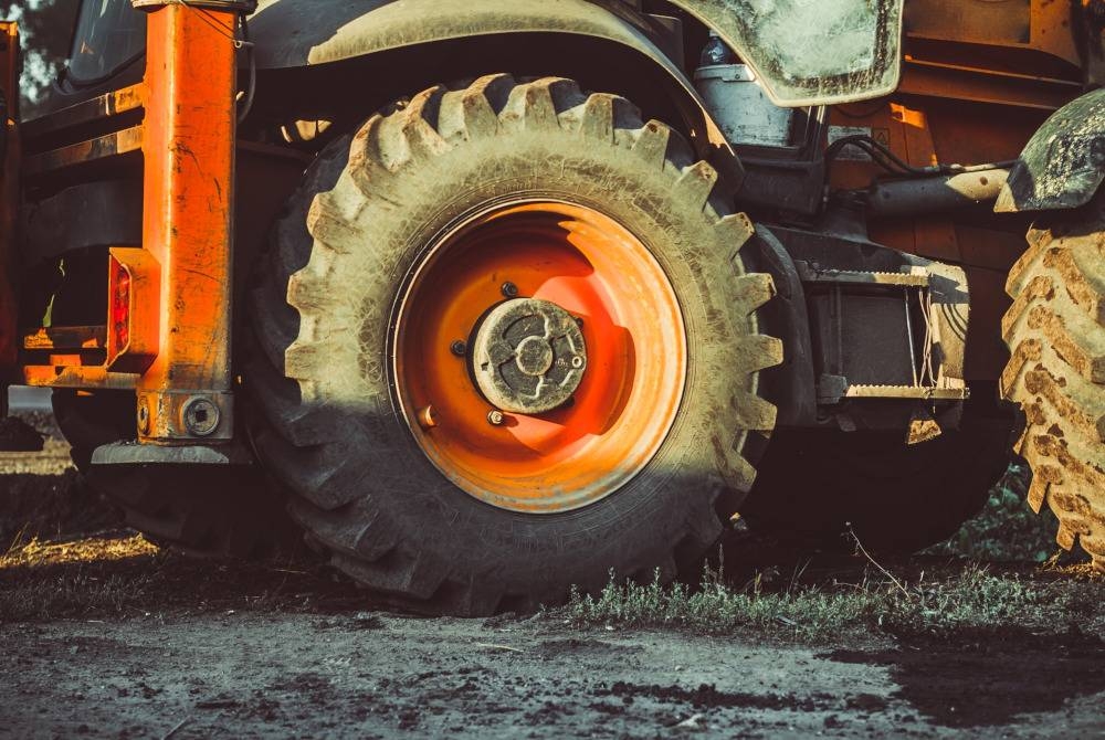 GUA MUSANG - Seorang lelaki warga Indonesia maut digilis traktor ketika sedang memunggah buah kelapa sawit di Ladang Serasa, Sungai Bayu, Gua Musang. - Foto hiasan 123RF