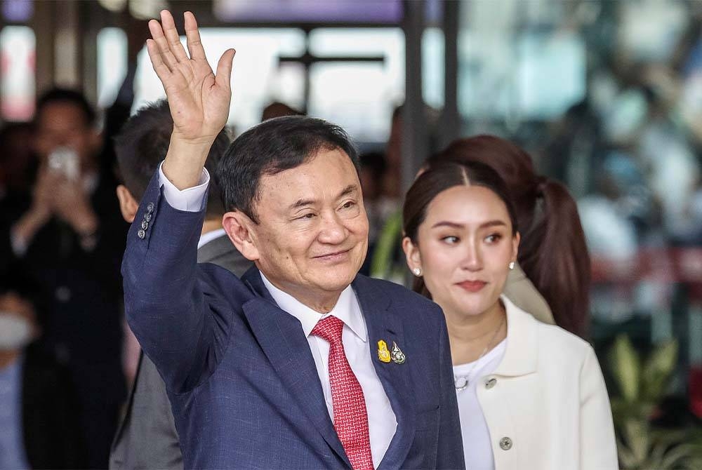 Thaksin selamat mendarat di Lapangan Terbang Antarabangsa Don Muang pada 9 pagi (waktu tempatan) dengan menaiki pesawat persendirian. Foto EPA