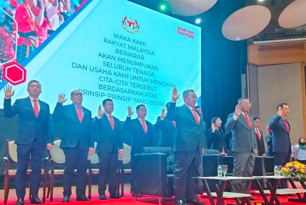 Amirudin (depan, tengah) mengetuai ikrar pada Majlis Perhimpunan Bulanan Penjawat Awam Bersama Menteri Besar di Shah Alam pada Selasa..