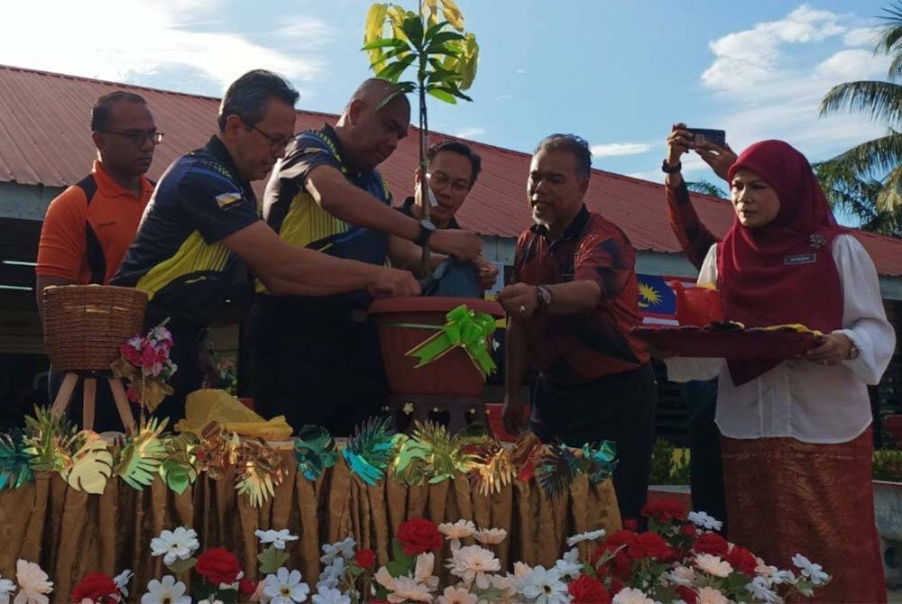 Khairudin (tiga dari kiri) menyempurnakan gimik perasmian Program Gotong-Royong Madani Peringkat Negeri Perak di SK Seri Klebang dekat Ipoh pada Selasa.