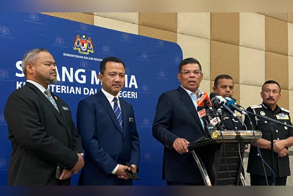 Saifuddin Nasution (tengah) ketika sidang media selepas Perhimpunan Bulanan Kementerian Dalam Negeri (KDN) di Kompleks Setia Perkasa, Putrajaya, pada Selasa.