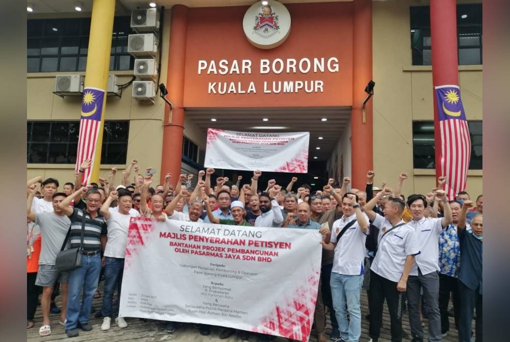 Para peniaga membantah cadangan pembinaan tambahan blok baharu dalam kawasan PBKL pada Selasa.