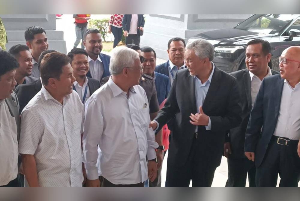 Ahmad Zahid (tiga, kanan) hadir di Mahkamah Tinggi Kuala Lumpur pada Selasa, bagi menghadiri prosiding bela diri kes pecah amanah, rasuah dan pengubahan wang haram puluhan juta ringgit dana milik Yayasan Akalbudi yang dihadapinya.