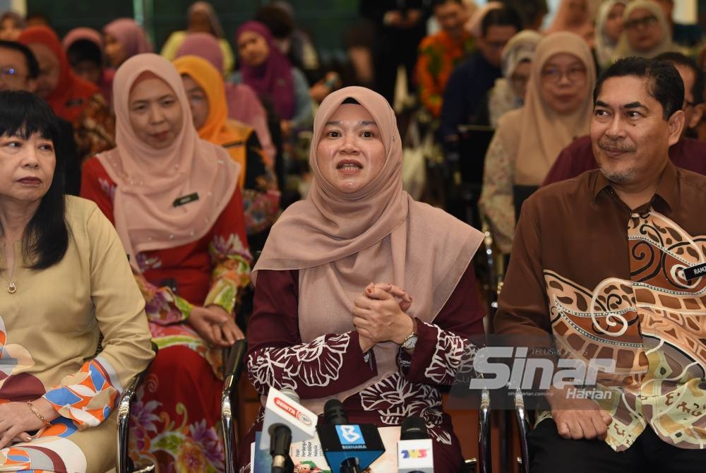 Fadhlina ketika sidang akhbar selepas melancarkan Laporan Tahunan 2022 Pelan Pembangunan Pendidikan Malaysia (PPPM) 2013-2025 di Pustaka Raja Tun Uda, Seksyen 13 di sini, pada Selasa. - Foto Sinar Harian MOHD RAFIQ REDZUAN HAMZAH