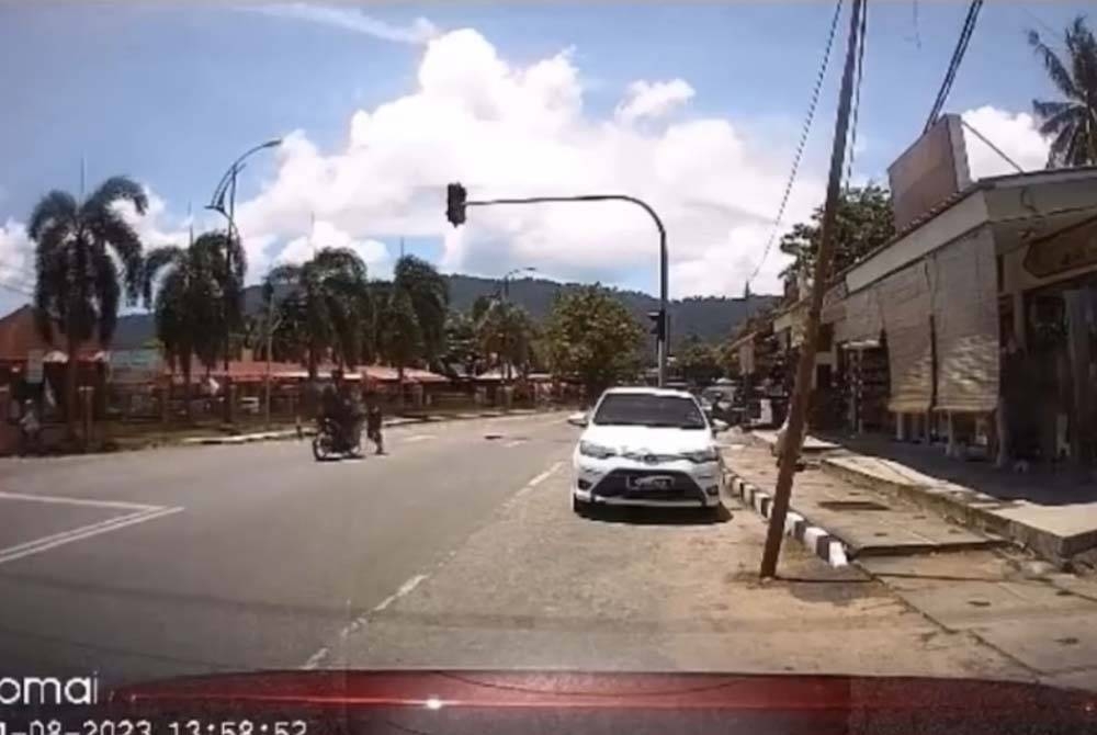 Tangkap layar rakaman dashcam memaparkan kanak-kanak lelaki dilanggar sebuah motosikal ketika melintas jalan di hadapan SK Padang Matsirat, Langkawi, pada Isnin.