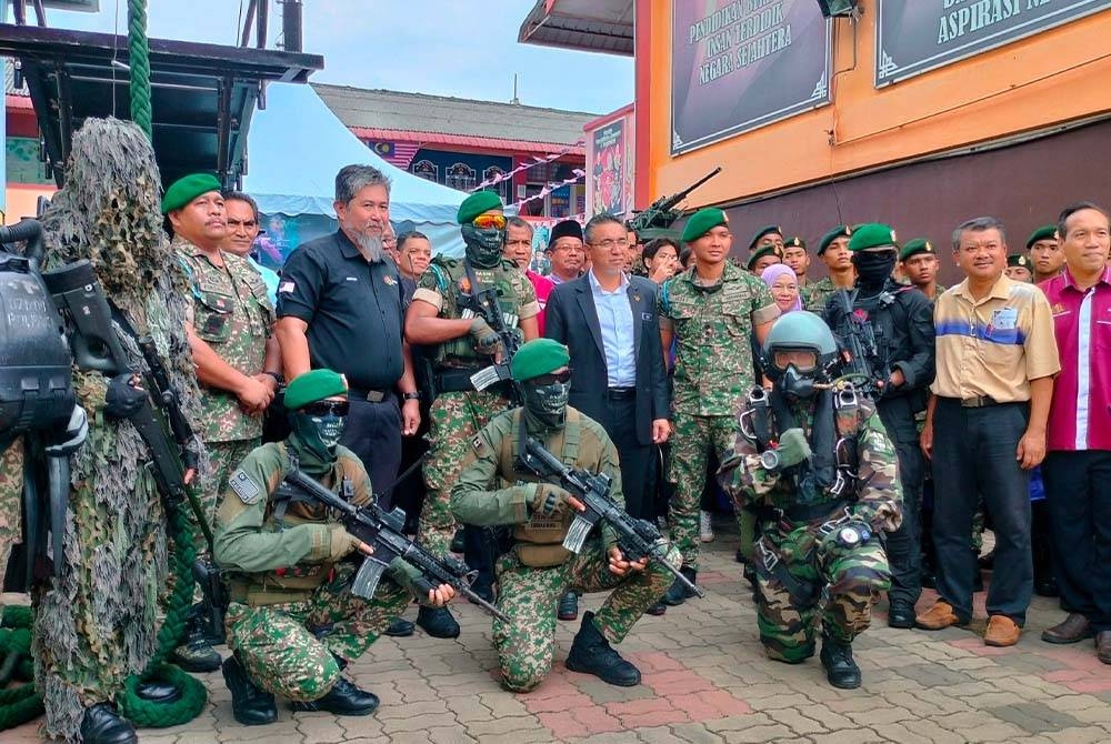 Adly bergambar bersama sebahagian anggota tentera dan guru-guru yang hadir pada program itu.