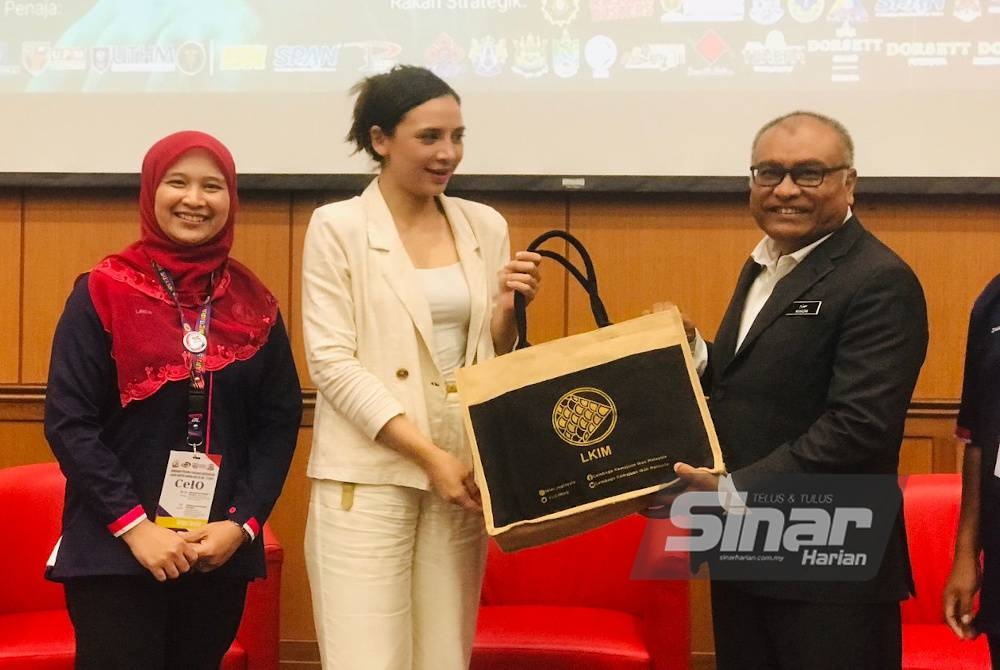 Diana Danielle menerima cenderahati daripada Pendaftar Universiti Putra Malaysia, Tuan Muhazam Mansor. - Foto Sinar Harian