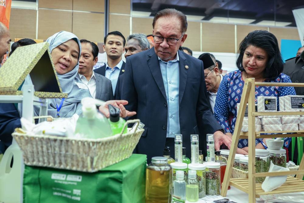 Anwar beramah mesra dengan peserta iTekad pada Majlis Jalinan Kerjasama iTekad hari ini. Foto Bernama