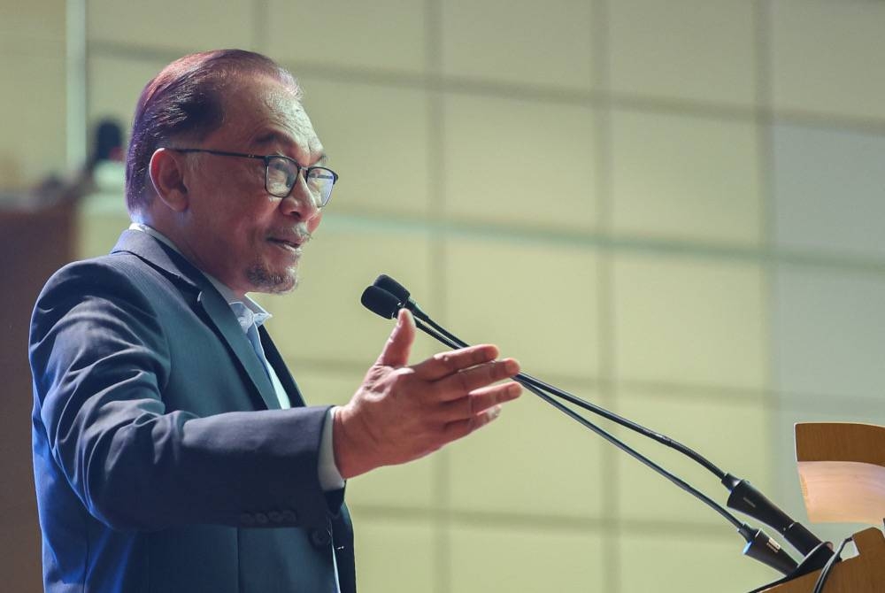 Anwar berucap pada Majlis Jalinan Kerjasama iTekad di Sasana Kijang hari ini. Foto Bernama