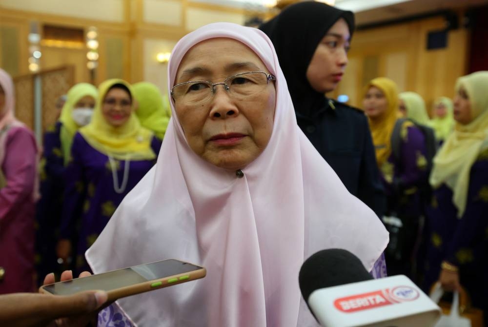 Wan Azizah ketika sidang media pada Majlis Perasmian Program Merdeka Madani @ Puspanita di Dewan De’ Seri Endon, Puspanitapuri. - Foto Bernama