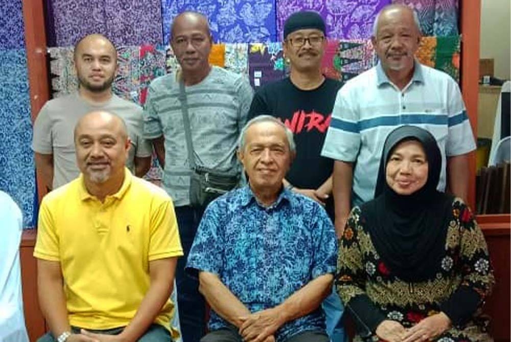 Kamaruzaman (tengah, duduk) bersama sebahagian daripada ahli Persatuan Batik Melayu Pantai Timur yang masih aktif menyambut baik saranan kerajaan menggalakkan penjawat awam memakai batik setiap hari.