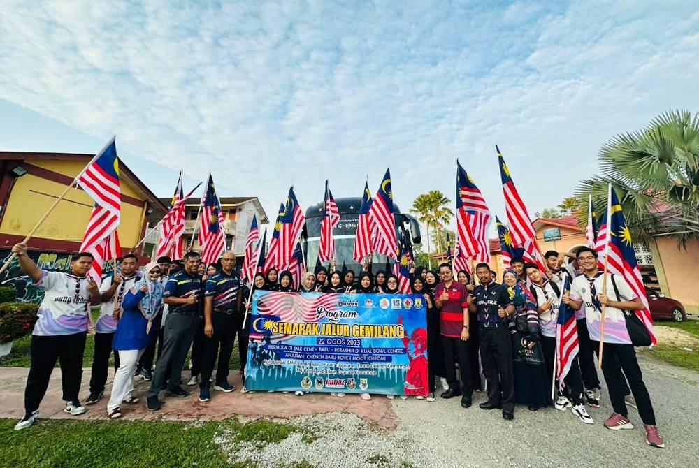 Hanizan (enam dari kanan) bergambar bersama pelajar Semester Satu Pra Universiti sesi 2024 SMK Cheneh Baru di hadapan SMK Cheneh Baru.