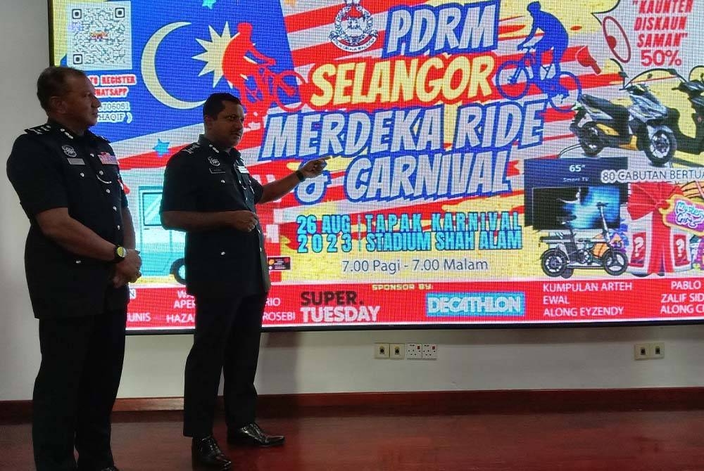 Hussein (kanan) ketika sidang media hebahan Karnival dan Kayuhan Merdeka Polis Selangor (Merdeka Ride) di Ibu Pejabat Polis Kontinjen (IPK) Selangor, di sini pada Selasa.