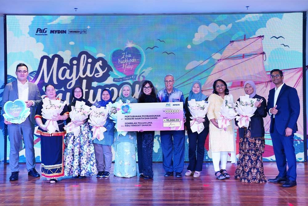 Pengarah Eksekutif Mydin Mohamed Holding Berhad (Mydin), Datuk Murad Ali Mydin (lima dari kanan), Pengurus Serantau, P&G Malaysia dan Singapura, Nantha Kumaran Kalimuthu (kanan) dan Pengarah Eksekutif Women:girls, Izza Izelan (enam dari kanan) bergambar bersama semua finalis dan tetamu kehormat pada Majlis Penutupan Ibu Nakhoda Hidup 2023 di Mydin Subang Jaya pada Selasa. Foto Sinar Harian / MOHD HALIM ABDUL WAHID