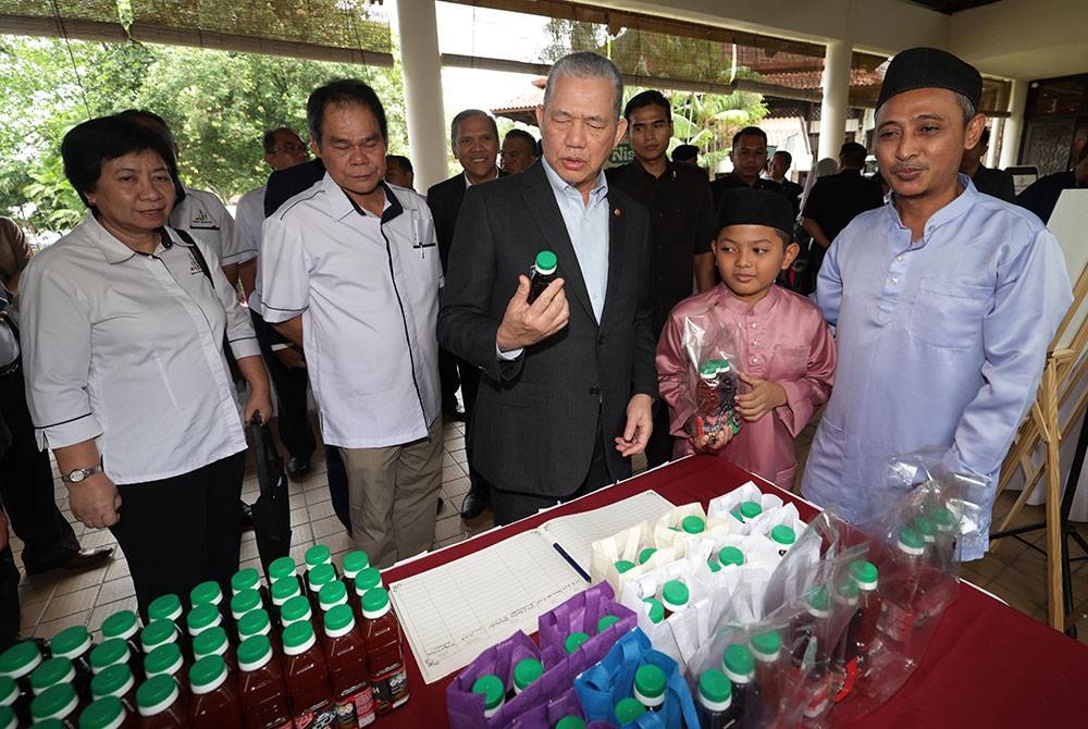 Fadillah ketika melawat ruang pameran pada Perasmian Program Pemerkasaan Penggiat Industri Lada Peringkat Negeri Johor di sebuah hotel hari ini. - Foto Bernama