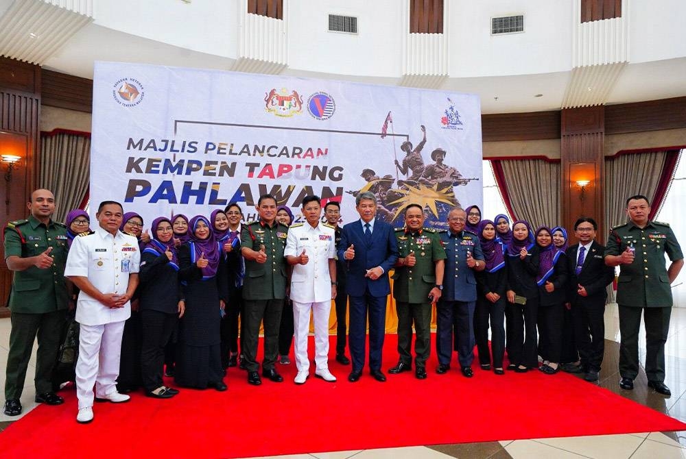 Mohamad ketika hadir pada Majlis Pelancaran Kempen Kibar Jalur Gemilang Peringkat Kementerian Pertahanan 2023 di Dataran Wisma Pertahanan. - Foto Bernama