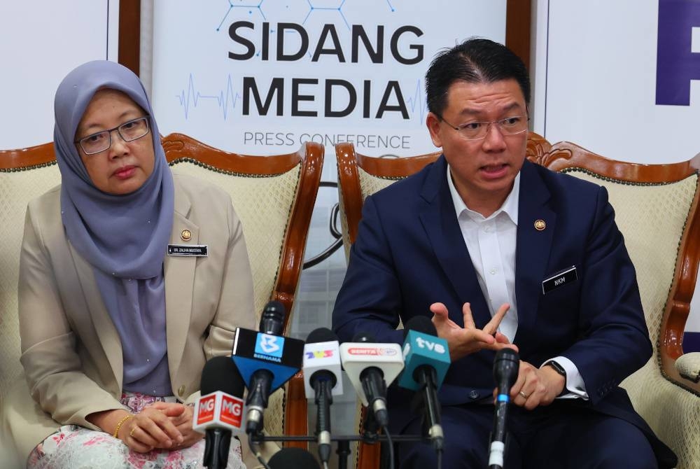 Kor Ming dan Dr Zaliha pada sidang media selepas majlis menandatangani Nota Persefahaman Kerjasama Strategik Perkhidmatan Kesihatan dan Kebombaan antara Kementerian Kesihatan dengan Kementerian Pembangunan dan Kerajaan Tempatan di Kementerian Kesihatan, pada Selasa. - Foto Bernama