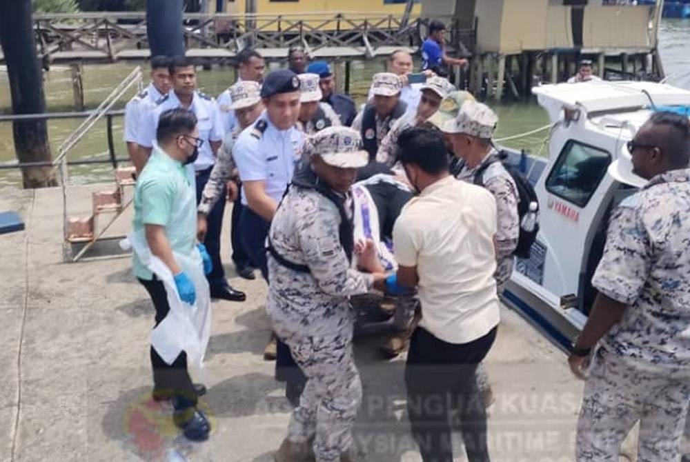 Penumpang yang cedera dibawa ke Hospital Mersing untuk mendapatkan rawatan lanjut.