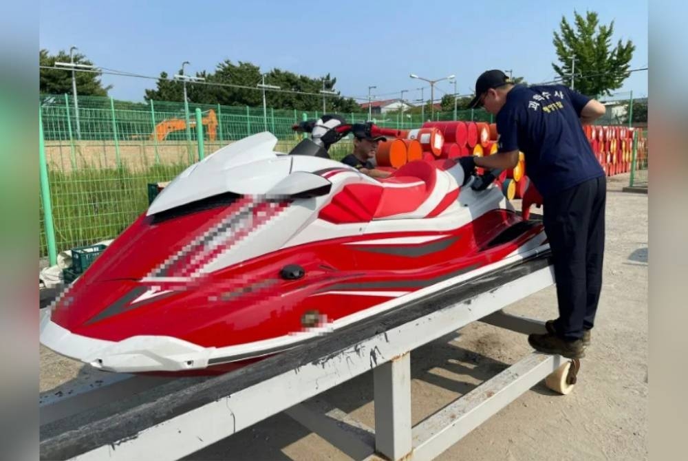 Individu itu lengkap memakai ves keselamatan dan topi keledar ketika menyeberangi Laut Kuning dengan jet ski berkuasa 1,800cc dari wilayah Shandong. - Foto Agensi