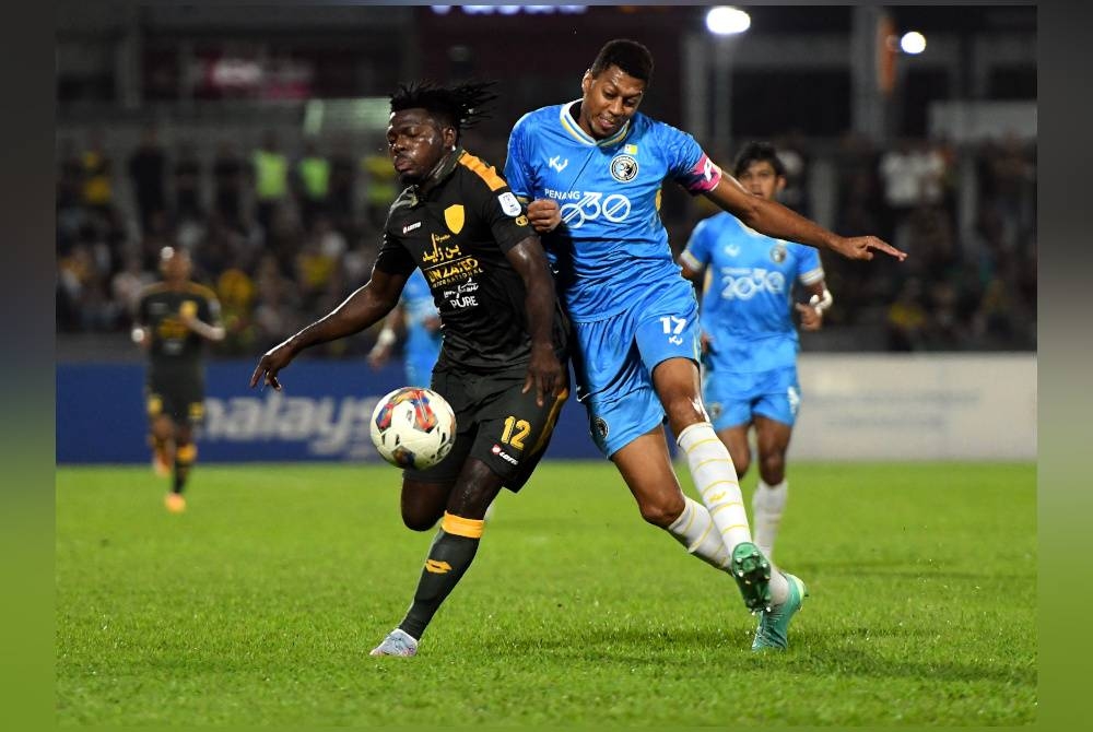 Pemain Kedah Darul Aman FC, Ifedayo Olusegun Patrick Omosuyi (kiri) dan pemain Penang FC, Rafael Vitor Santos De Freitas merebut bola semasa pelawanan Liga Super 2023 di Stadium Bandaraya, Jalan Perak. - Foto Bernama