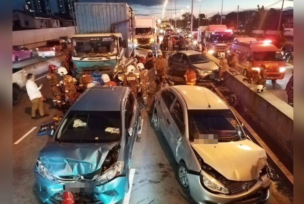 Keadaan kenderaan mangsa yang terperosok di bawah sebuah lori dalam kejadian kemalangan berhampiran Lintas Square di Jalan Lintas, Kota Kinabalu.