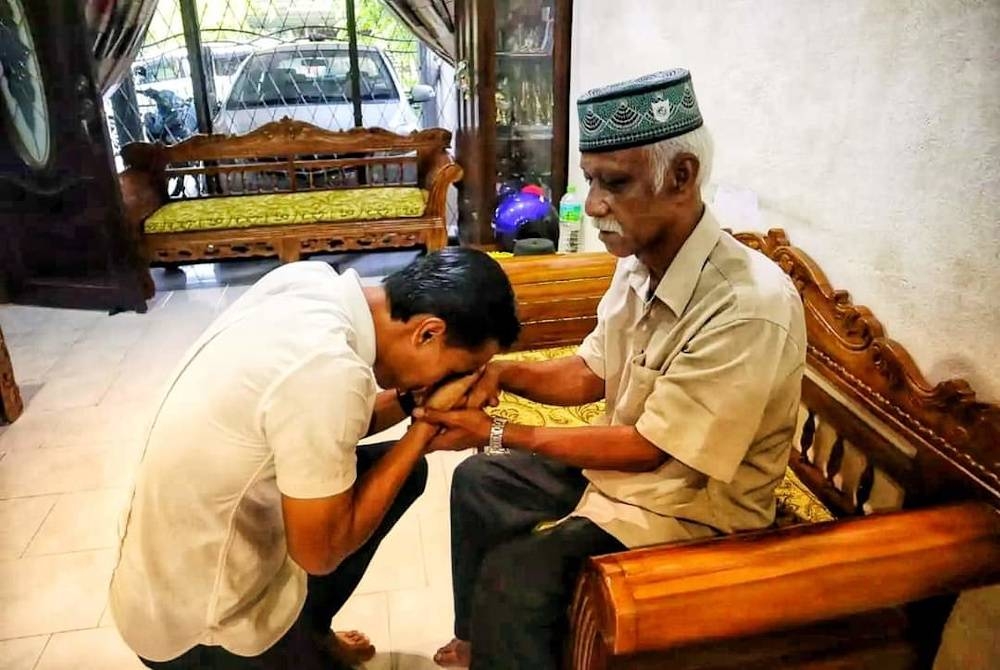 Baddrol mencium tangan bapanya sebelum mengundi pada Pilihan Raya Negeri pada 12 Ogos lalu. - Foto Facebook Baddrol Bakhtiar