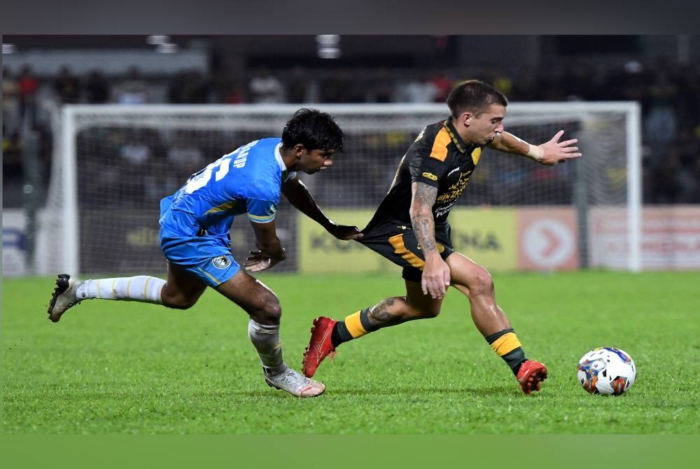 Pemain KDA FC, Manuel Federico Hidalgo Gasparini (kanan) diasak pemain Penang FC, Muhammad Adib Abdul Ra’op pada pelawanan Liga Super 2023 di Stadium Bandaraya pada Selasa. - Foto Bernama