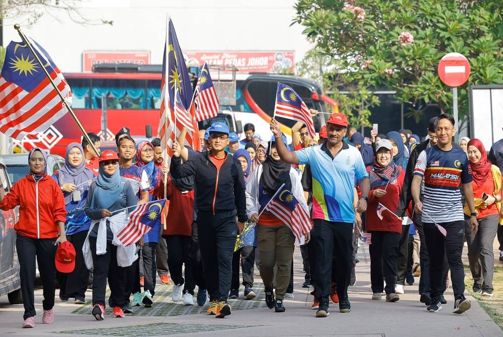 Ramkarpal menyertai Brisk Walk Merdeka di Putrajaya pada Rabu. - Foto Bernama